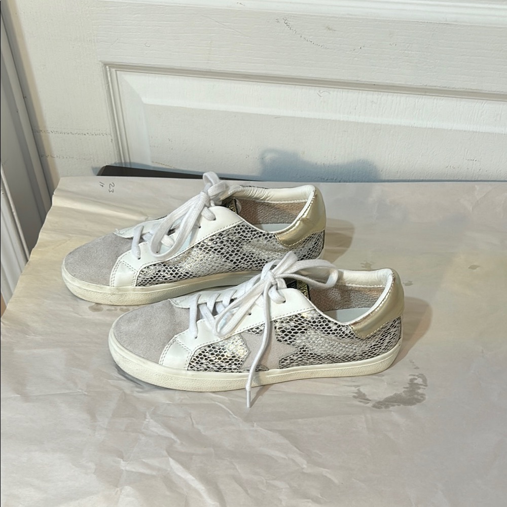 VINTAGE HAVANA Women's White and GOLD SNAKE  IN SIZE 7.5Sneakers